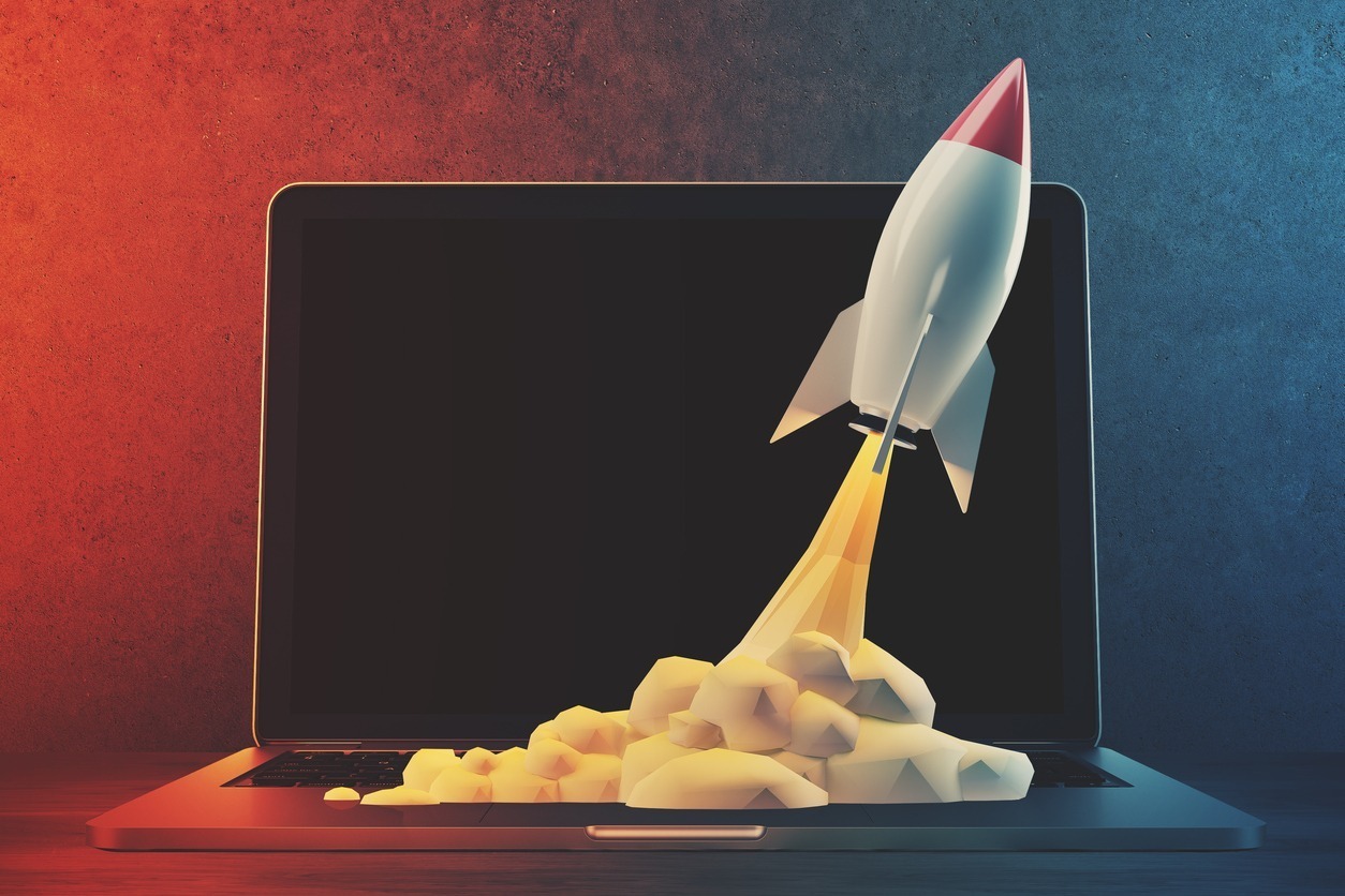 Ilustração de um foguete saindo do notebook, representando as tendências de marketing digital para 2019