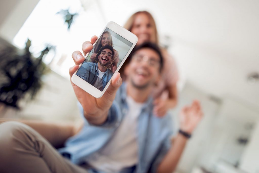 Foto de um casal tirando selfie na medida dos stories do Instagram