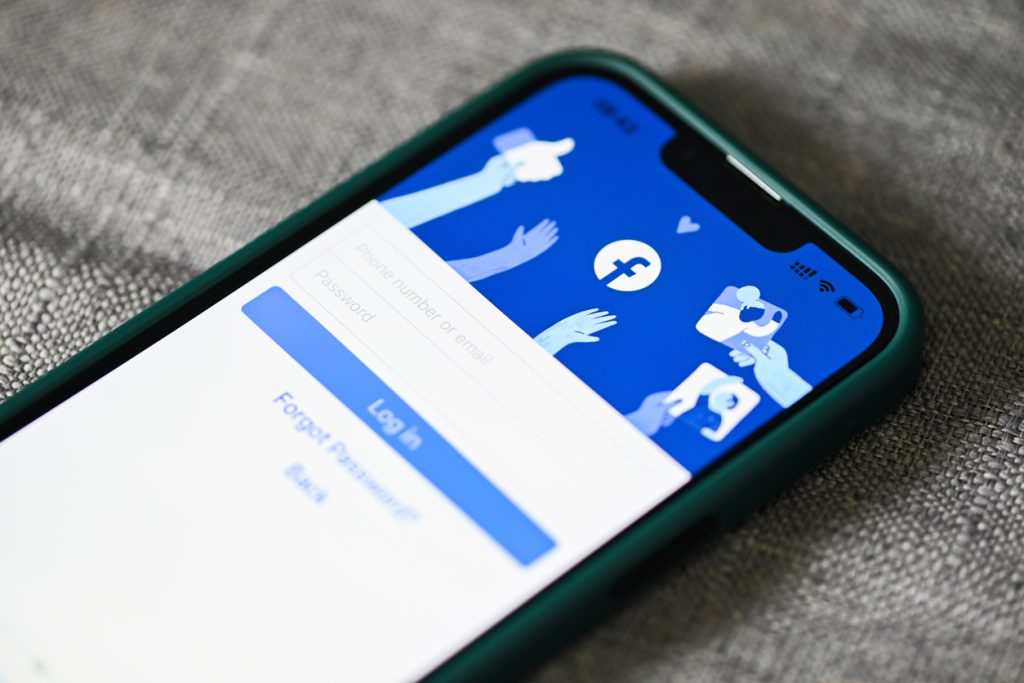 imagem de smartphone com página de login do facebook aberta para artigo quanto vale sua página do facebook