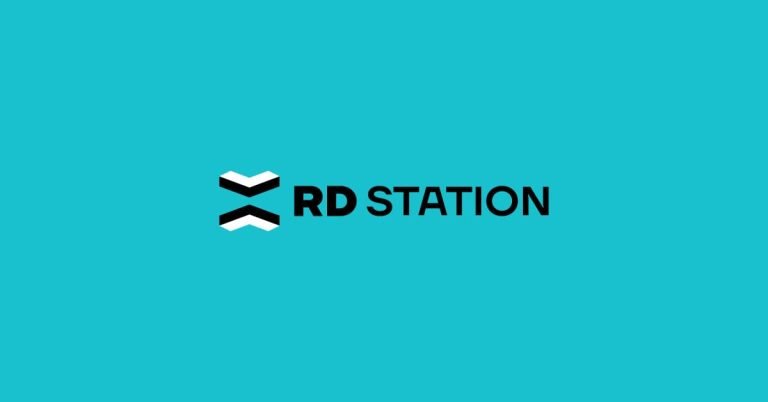 Logotipo do RD Station sobre fundo azul, representando a plataforma de automação de marketing e vendas amplamente utilizada no mercado.