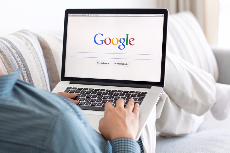 pessoa pesquisando no google como forma de demonstrar boas práticas de google eeat