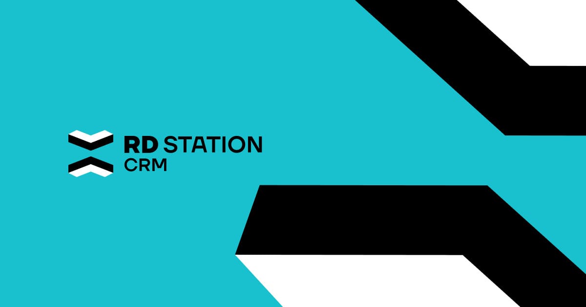 Logotipo do RD Station CRM sobre fundo azul, representando a plataforma de gestão de vendas, relacionamento e acompanhamento de leads.