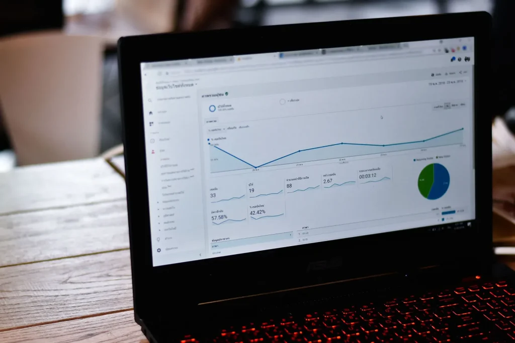 Tela de notebook exibindo métricas e gráficos de CTR no Google Ads, representando análise de desempenho.