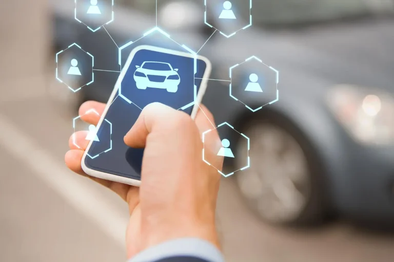 Celular exibindo ícone de carro conectado a rede de clientes, representando marketing automotivo