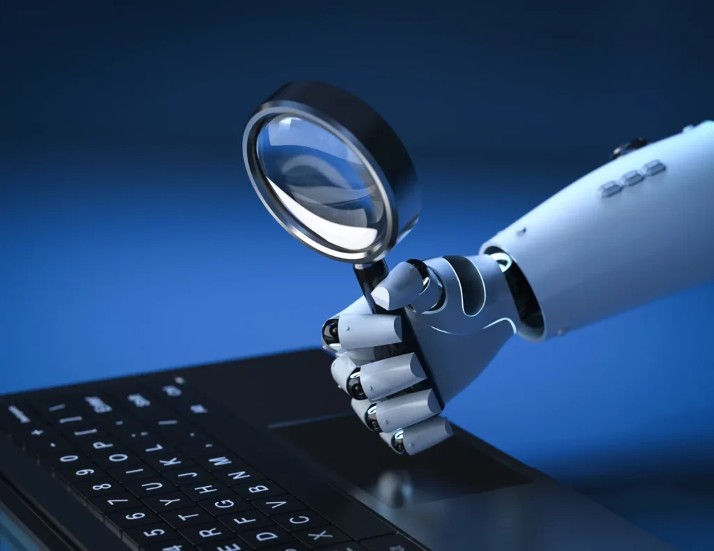 Mão robótica segurando uma lupa sobre o teclado de um notebook, representando o SEO para IA na análise de conteúdo
