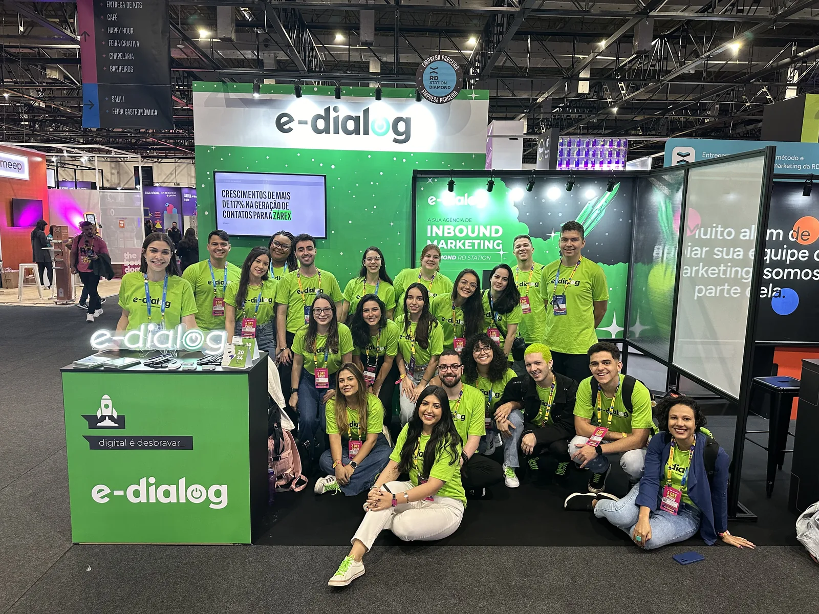 Equipe da E-Dialog reunida em seu estande no RD Summit