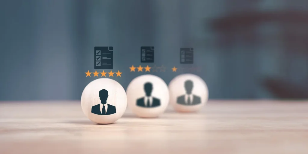 Esferas de madeira com ícones de pessoas e notas de uma a cinco estrelas, destacando o ICP no marketing